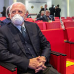 Covid, Corte Conti: “De Luca a processo per smart card vaccini Campania”