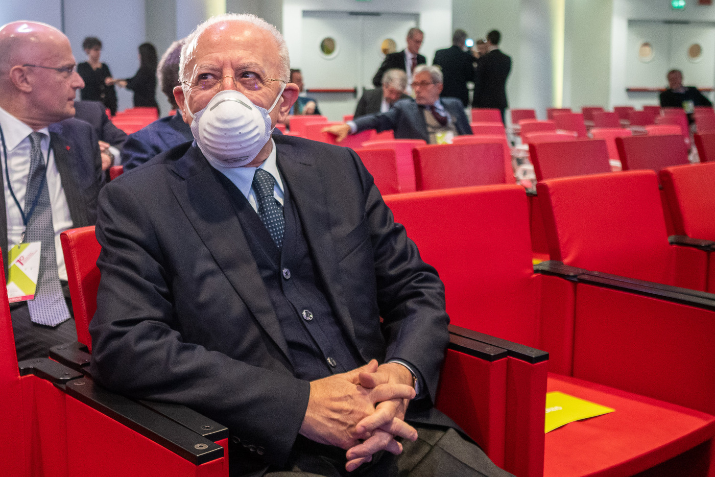 Covid, Corte Conti: “De Luca a processo per smart card vaccini Campania”