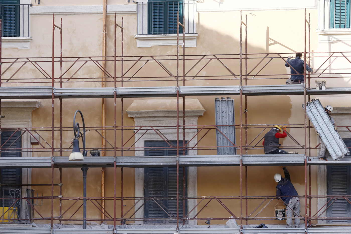 Reggio Emilia, operaio cade da tetto capannone e muore Reggio Emilia, operaio cade da tetto capannone e muore