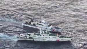 Filippine, scontro tra nave di Manila e una di Pechino: le immagini della collisione