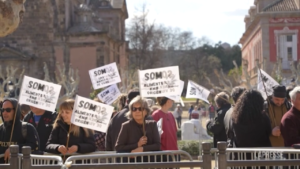 Catalogna, agricoltori davanti al Parlamento con campanacci e striscioni