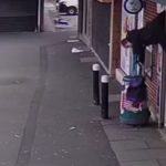 Galles, donna sollevata in aria da saracinesca: il video virale