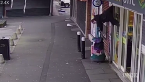 Galles, donna sollevata in aria da saracinesca: il video virale