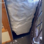 California, muro di neve blocca la porta dell’ufficio in un resort sciistico