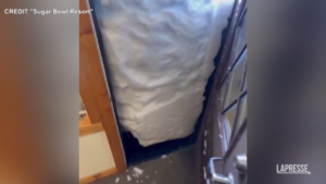 California, muro di neve blocca la porta dell’ufficio in un resort sciistico