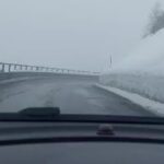 Maltempo, in viaggio a Livigno nella nebbia tra muri di neve