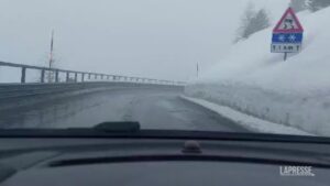 Maltempo, in viaggio a Livigno nella nebbia tra muri di neve