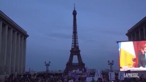 Francia, diritto all’aborto in Costituzione: festeggiamenti a Parigi