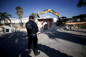 Roma, sgombero abitazione clan Casamonica