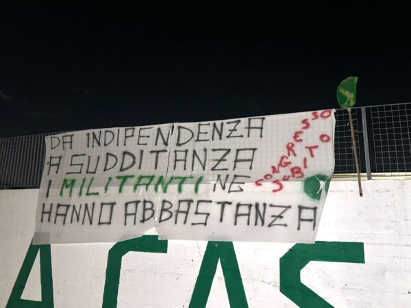 Pontida, striscione militanti Lega sul pratone: “Congresso subito”