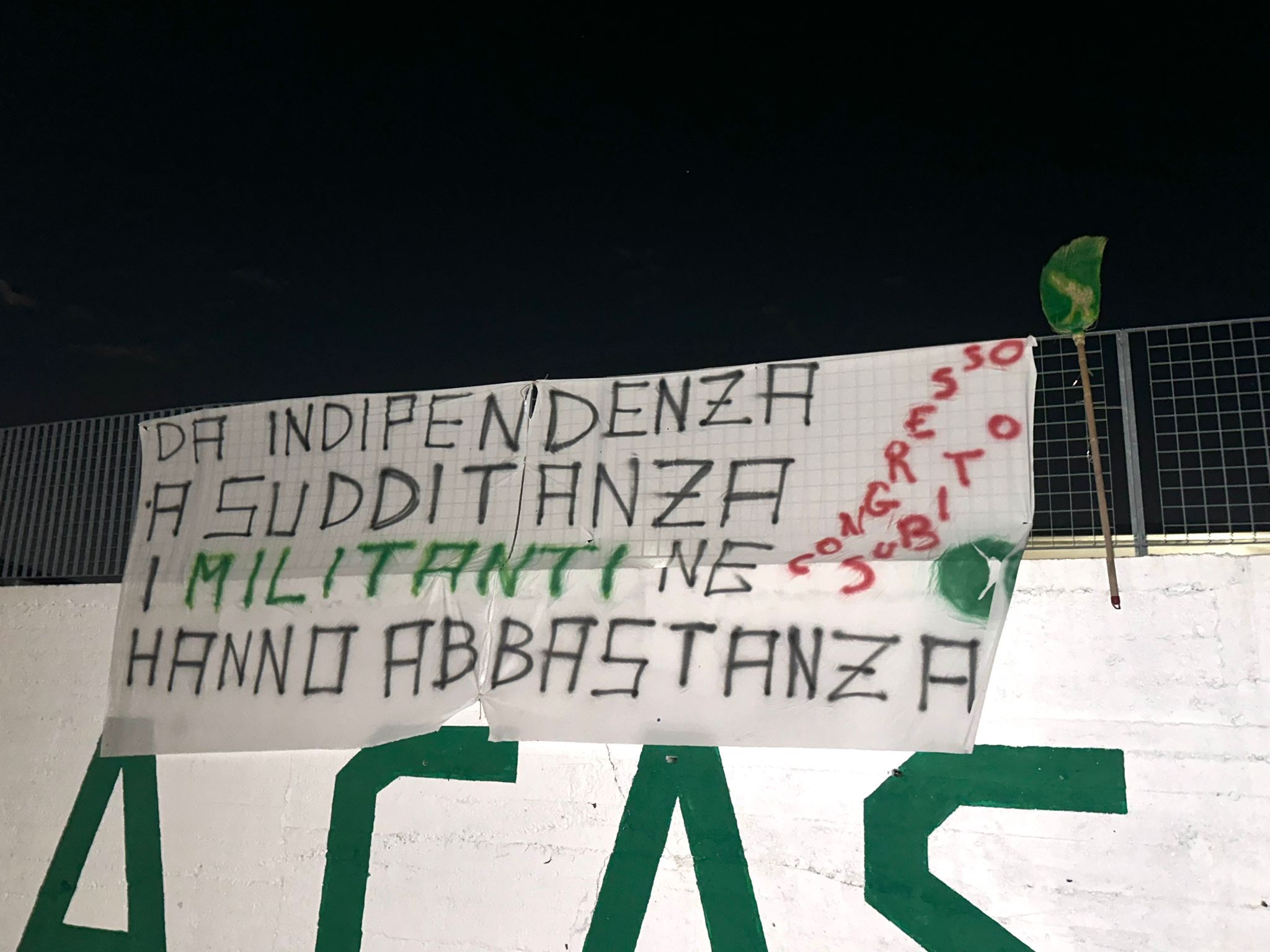 Pontida, striscione militanti Lega sul pratone: “Congresso subito”