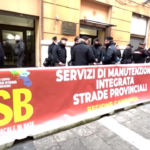 Napoli, protestano i lavoratori della manutenzione stradale