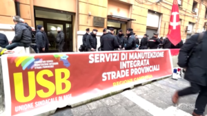 Napoli, protestano i lavoratori della manutenzione stradale