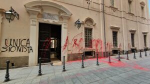 Imbrattata Università Cagliari con scritta ‘Unica sionista’