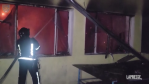 Ucraina, raid russi su Odessa: edificio in fiamme
