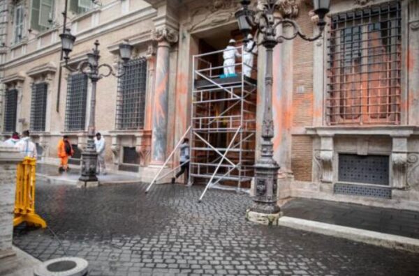 Roma, condannati a 8 mesi attivisti clima che imbrattarono Senato