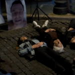 David Rossi, figliastra si sdraia a terra per riaccendere i riflettori su morte padre