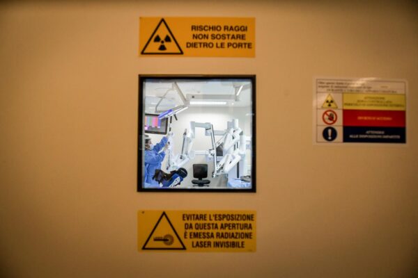 Milano, il Dottor Bernardo Rocco fotografato nella sala operatoria della clinica Columbus con robot Da Vinci