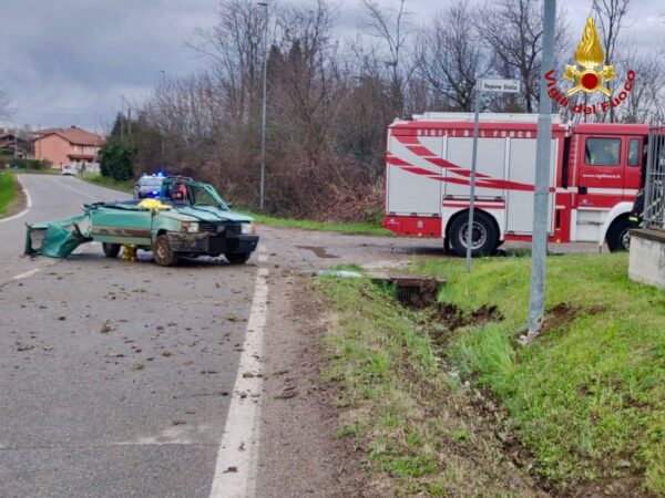 Biella, si schianta contro un palo in auto e muore