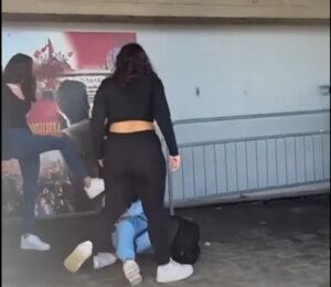 Pisa, ragazza picchiata a calci e pugni: denunciate due 15enni