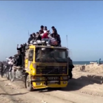 Gaza, migliaia di palestinesi rincorrono i camion di aiuti umanitari