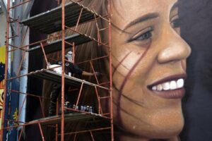 Murales in onore di Luana D'Orazio morta in un incidente sul lavoro