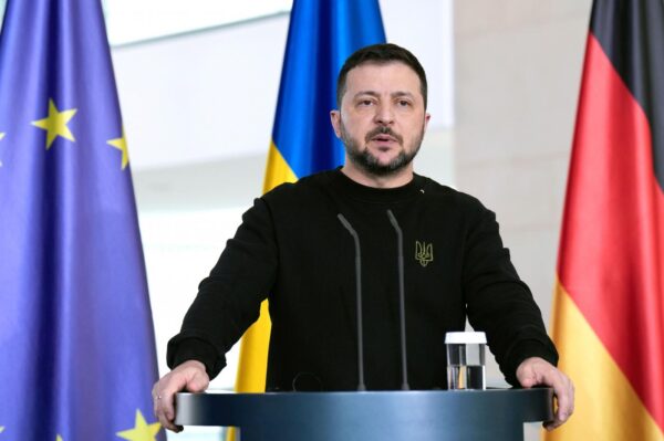 Presidente ucraino Volodymyr Zelensky in conferenza con il cancelliere tedesco Olaf Scholz a Berlino