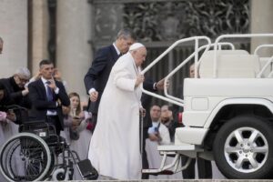 Papa Francesco all\'udienza generale del mercoledi in Vaticano