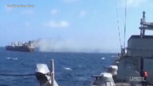 Nave attaccata da Houthi nel Mar Rosso, Marina indiana salva alcuni naufraghi
