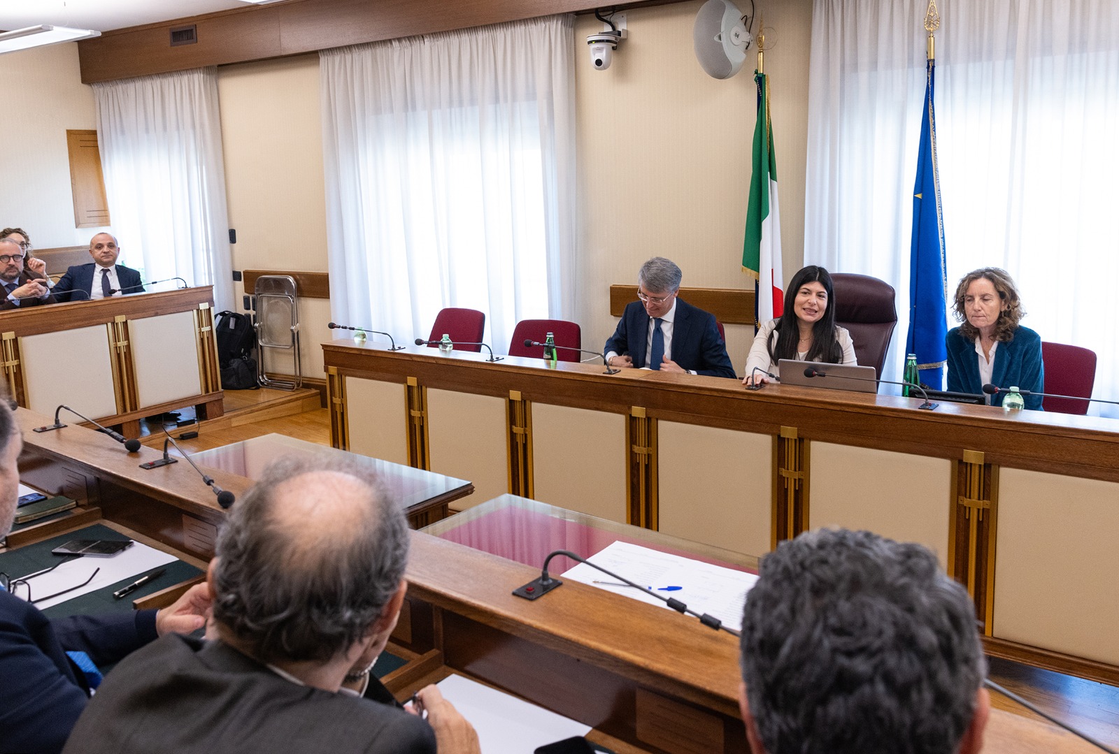Imbarazzo durante audizione Cantone, si sentono dei gemiti