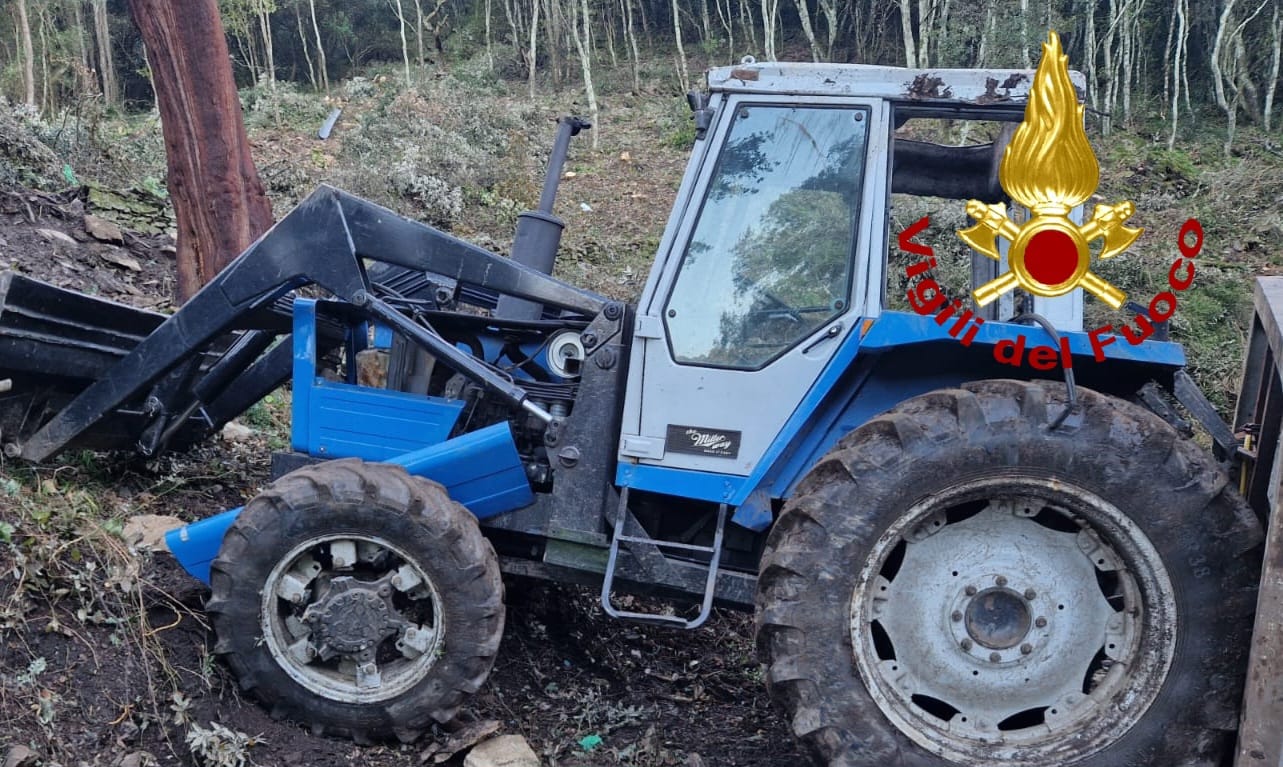 Incidenti lavoro, schiacciato dal trattore: muore 59enne nel Sassarese