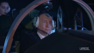 Russia, Putin prova simulatore di volo