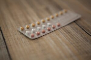 8 marzo, per le donne 300 euro l’anno tra pillola e assorbenti