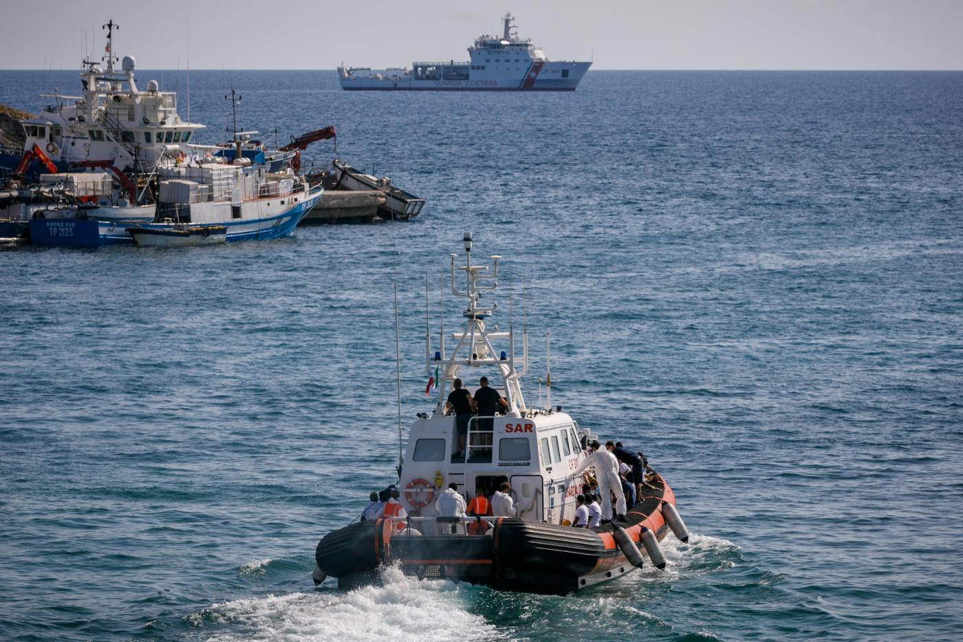 Migranti Altri Sbarcati A Lampedusa Tra Loro Anche Un Cadavere Lapresse