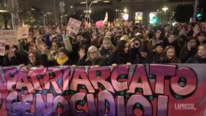 8 Marzo a Milano, in migliaia in piazza per il corteo transfemminista