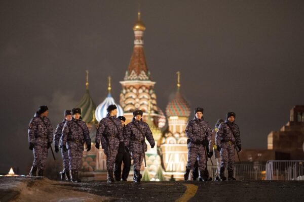 Polizia e militari della Rosguardia camminano nella Piazza Rossa, chiusa per i festeggiamenti di Capodanno