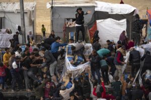 Palestinesi saccheggiano un camion di aiuti umanitari al passaggio nella Striscia di Gaza a Rafah