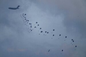 Gaza, arrivano dal cielo con il paracadute gli aiuti umanitari