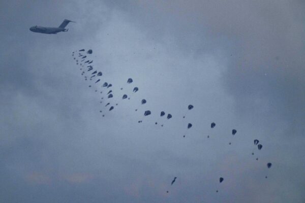 Gaza, arrivano dal cielo con il paracadute gli aiuti umanitari