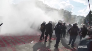 Grecia, scontri ad Atene tra polizia e manifestanti contrari alle università private
