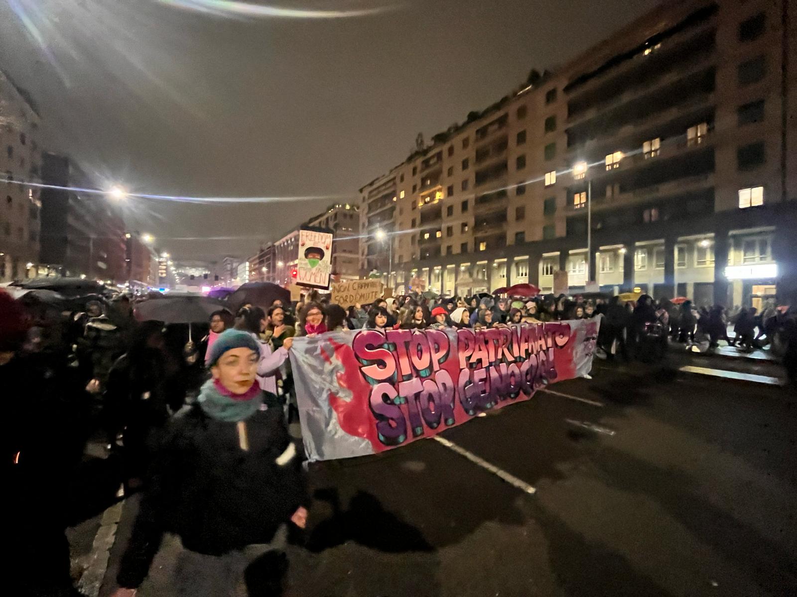8 Marzo, migliaia di persone in corteo a Milano 8 Marzo, migliaia di persone in corteo a Milano