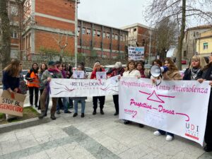 8 marzo, processo Ciro Grillo: donne in corteo davanti al tribunale