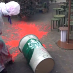 8 Marzo, a Milano vernice rossa contro Starbucks e Zara