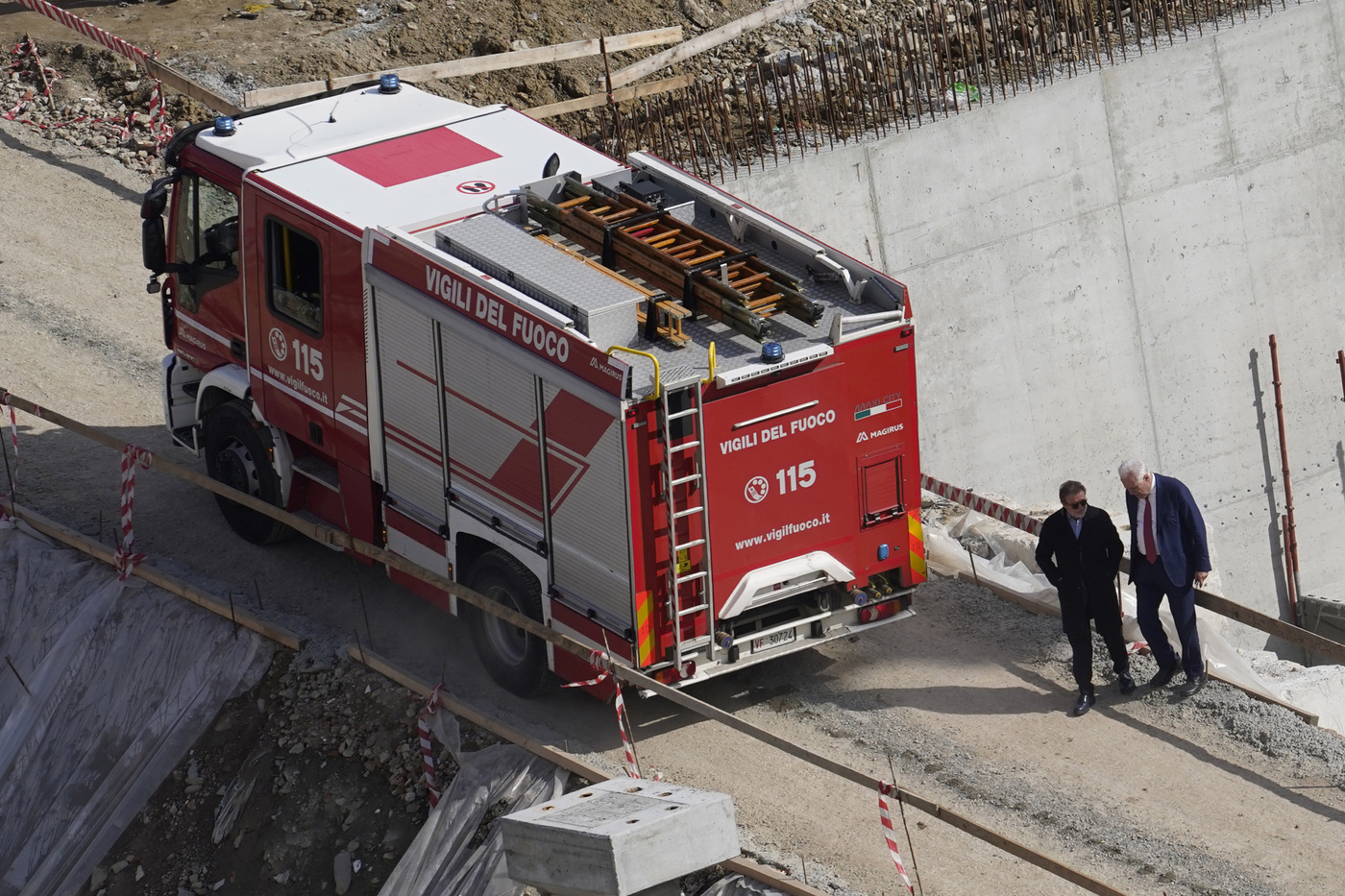 incidenti lavoro cadono in fossa biologica morti due160operai160nel veneziano