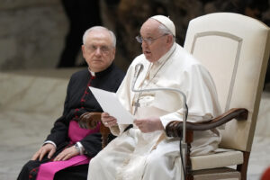 Papa Francesco arriva su una sedia a rotelle all'udienza generale del mercoledi nell'Aula Paolo VI in Vaticano