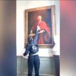 Cambridge, attivista propalestinese squarcia ritratto di Lord Balfour