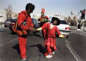 Iran, ballano in strada per l’8 marzo: arrestate due giovani donne