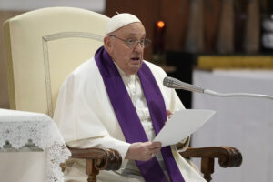 Abusi, Papa rimuove vescovo polacco accusato di insabbiamenti