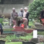 Indonesia, i fedeli fanno visita ai cimiteri prima del Ramadan
