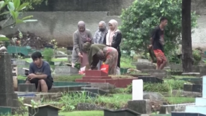 Indonesia, i fedeli fanno visita ai cimiteri prima del Ramadan